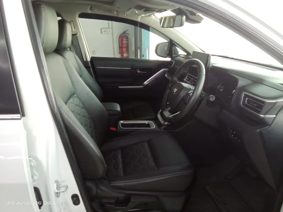 Foto Mobil Bekas Kabin Depan Toyota Kijang Innova 2.0 Zenix Q HV CVT TSS tahun 2023