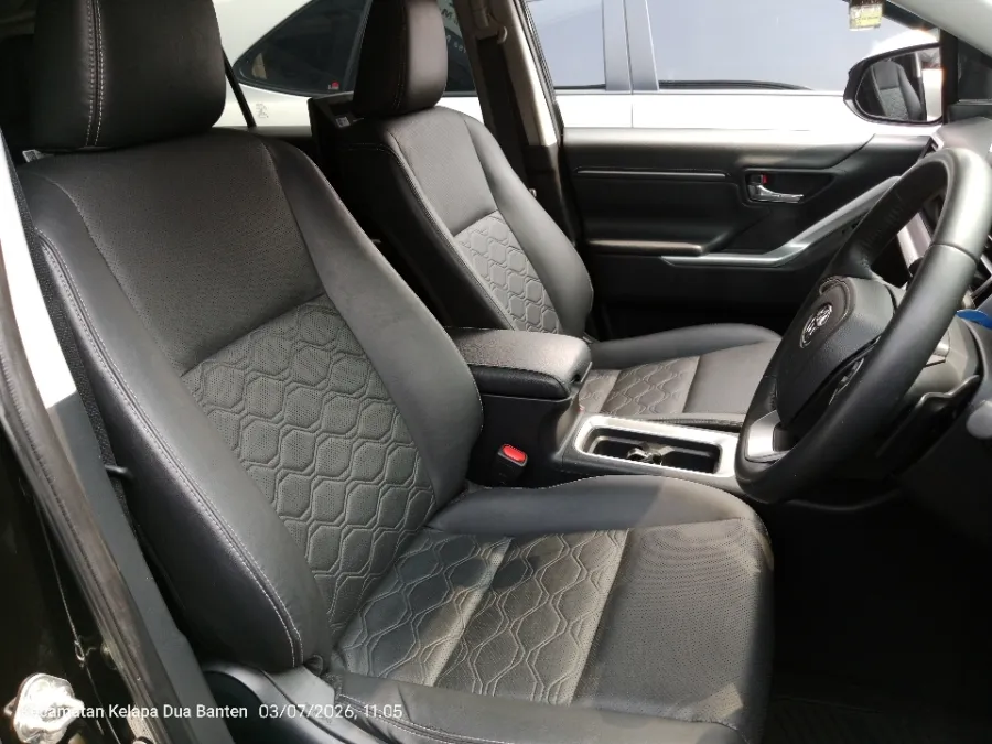 Foto Mobil Bekas Kabin Depan Toyota Kijang Innova 2.0 Zenix Q HV CVT TSS tahun 2023