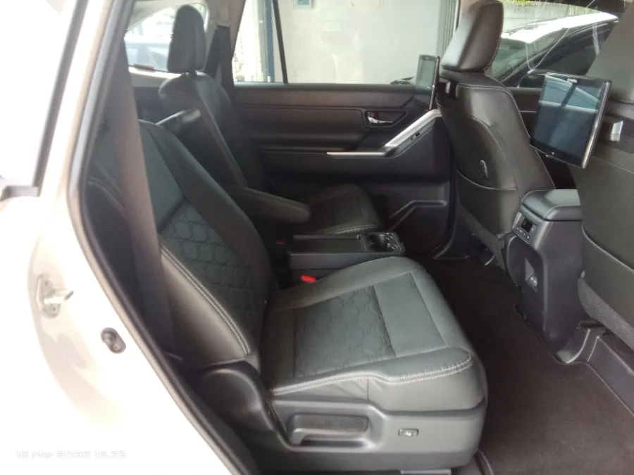 Foto Mobil Bekas Kabin Belakang Toyota Kijang Innova 2.0 Zenix Q HV CVT TSS tahun 2024