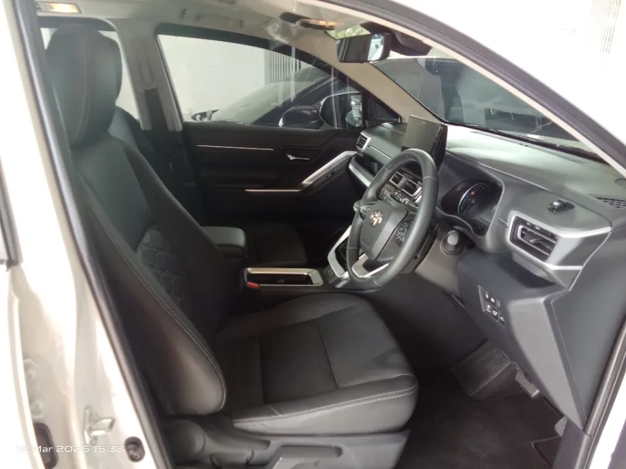 Foto Mobil Bekas Kabin Depan Toyota Kijang Innova 2.0 Zenix Q HV CVT TSS tahun 2024