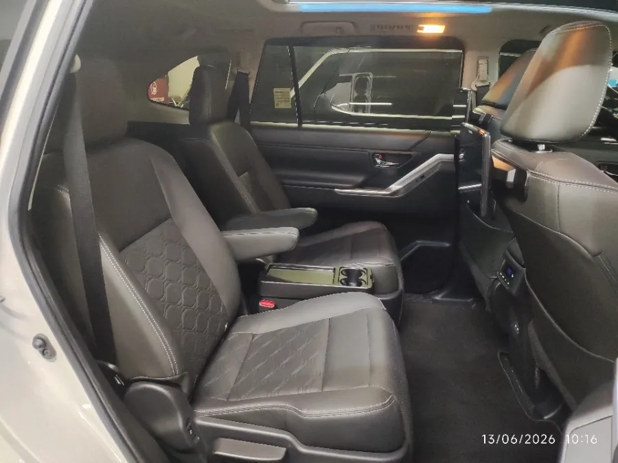Foto Mobil Bekas Kabin Belakang Toyota Kijang Innova 2.0 Zenix Q HV CVT TSS tahun 2025