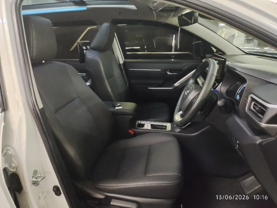 Foto Mobil Bekas Kabin Depan Toyota Kijang Innova 2.0 Zenix Q HV CVT TSS tahun 2025
