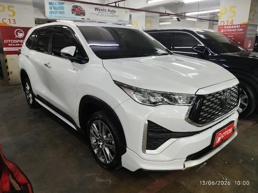 Foto Mobil Bekas Kanan Depan Toyota Kijang Innova 2.0 Zenix Q HV CVT TSS tahun 2025