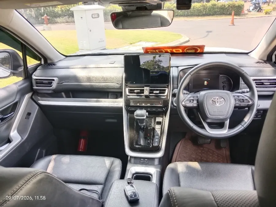 Foto Mobil Bekas Dashboard Toyota Kijang Innova 2.0 Zenix Q HV CVT TSS Modellista tahun 2022
