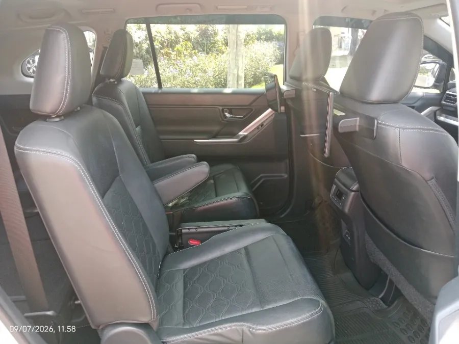Foto Mobil Bekas Kabin Belakang Toyota Kijang Innova 2.0 Zenix Q HV CVT TSS Modellista tahun 2022
