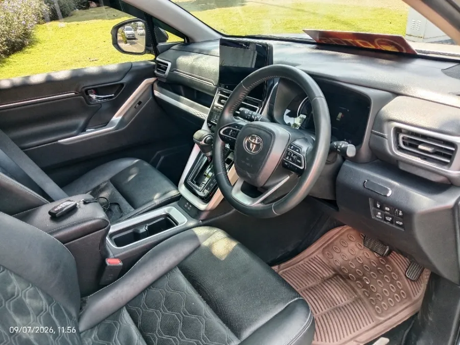 Foto Mobil Bekas Kabin Depan Toyota Kijang Innova 2.0 Zenix Q HV CVT TSS Modellista tahun 2022