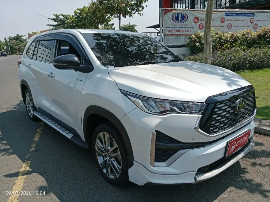 Foto Mobil Bekas Kanan Depan Toyota Kijang Innova 2.0 Zenix Q HV CVT TSS Modellista tahun 2022