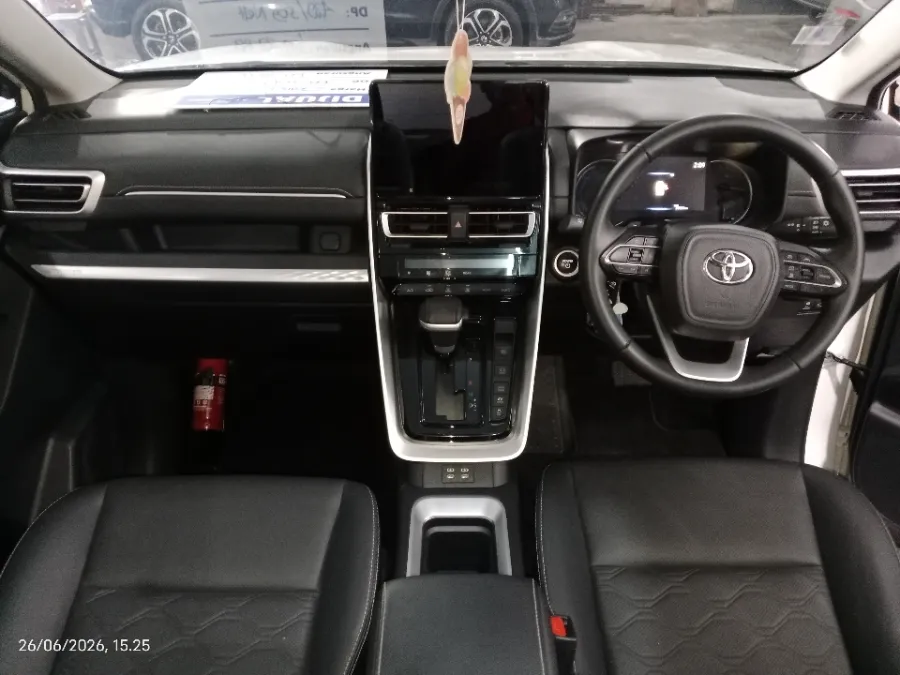 Foto Mobil Bekas Dashboard Toyota Kijang Innova 2.0 Zenix Q HV CVT TSS Modellista tahun 2023