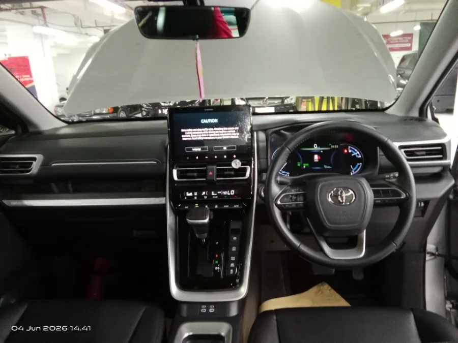Foto Mobil Bekas Dashboard Toyota Kijang Innova 2.0 Zenix Q HV CVT TSS Modellista tahun 2023
