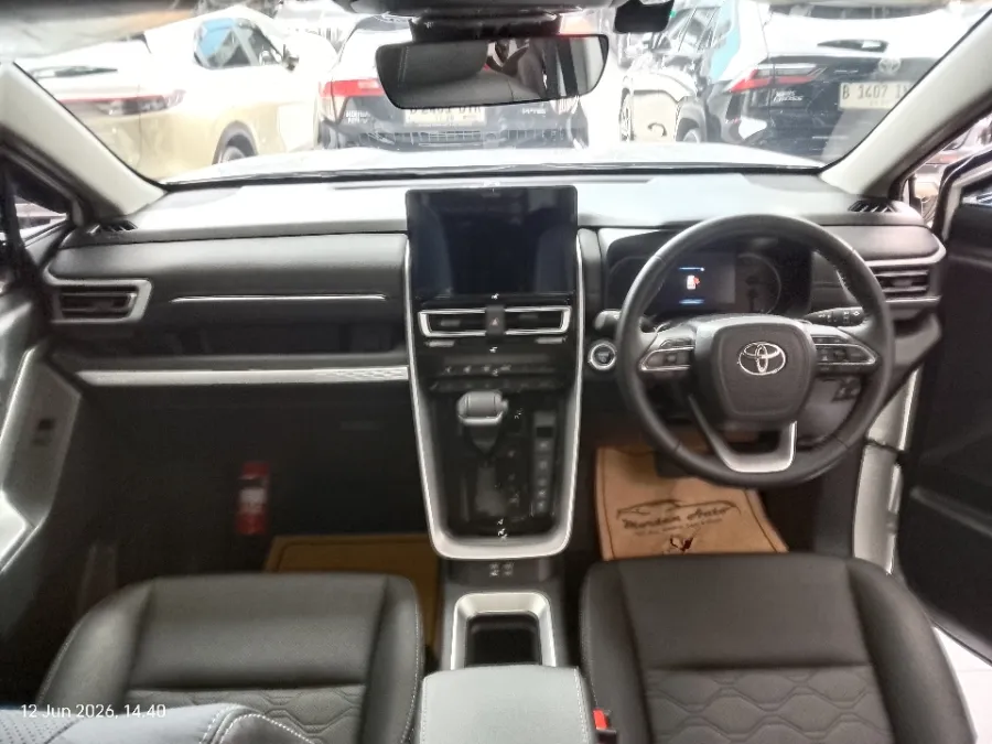 Foto Mobil Bekas Dashboard Toyota Kijang Innova 2.0 Zenix Q HV CVT TSS Modellista tahun 2023