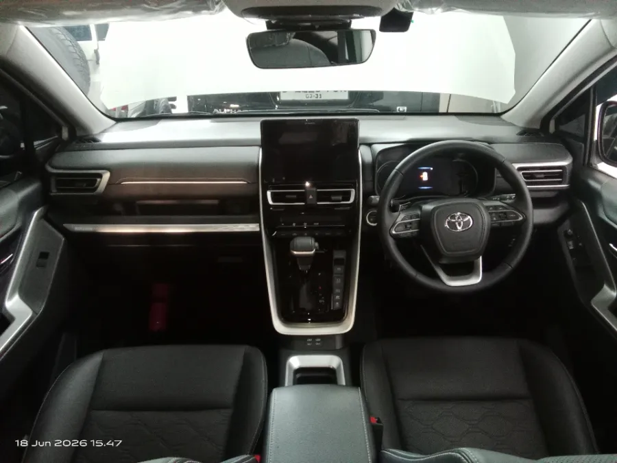 Foto Mobil Bekas Dashboard Toyota Kijang Innova 2.0 Zenix Q HV CVT TSS Modellista tahun 2023