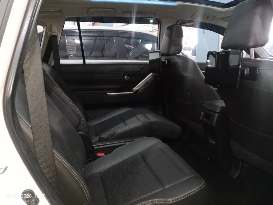 Foto Mobil Bekas Kabin Belakang Toyota Kijang Innova 2.0 Zenix Q HV CVT TSS Modellista tahun 2023