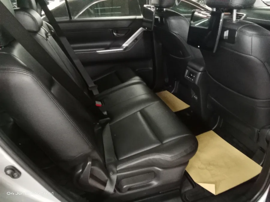 Foto Mobil Bekas Kabin Belakang Toyota Kijang Innova 2.0 Zenix Q HV CVT TSS Modellista tahun 2023