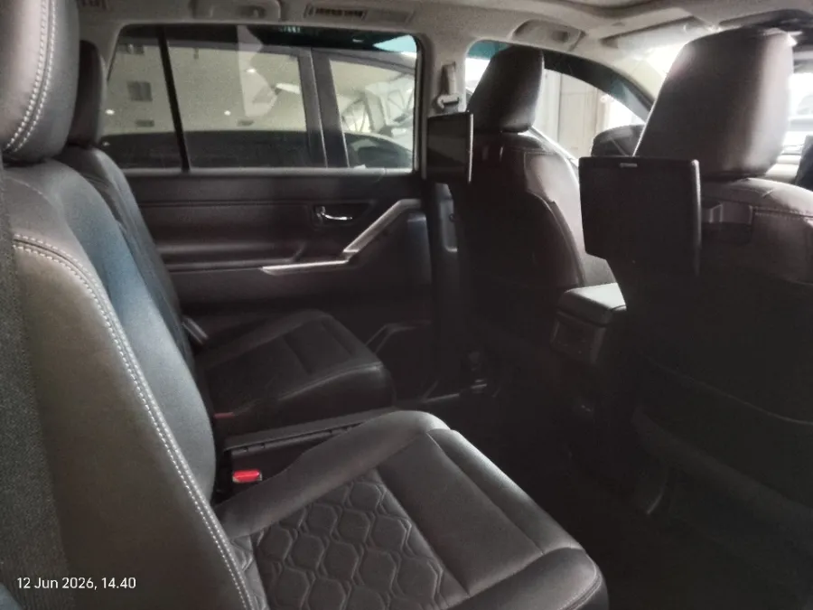 Foto Mobil Bekas Kabin Belakang Toyota Kijang Innova 2.0 Zenix Q HV CVT TSS Modellista tahun 2023