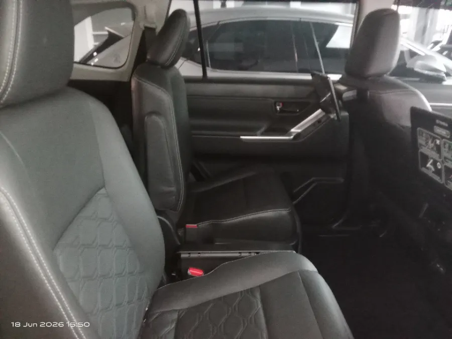 Foto Mobil Bekas Kabin Belakang Toyota Kijang Innova 2.0 Zenix Q HV CVT TSS Modellista tahun 2023