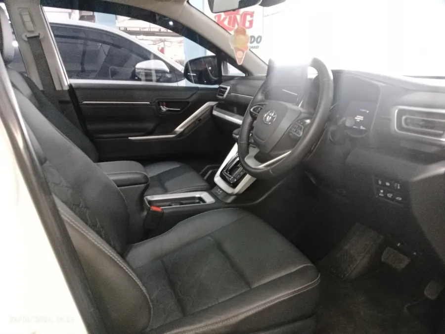 Foto Mobil Bekas Kabin Depan Toyota Kijang Innova 2.0 Zenix Q HV CVT TSS Modellista tahun 2023