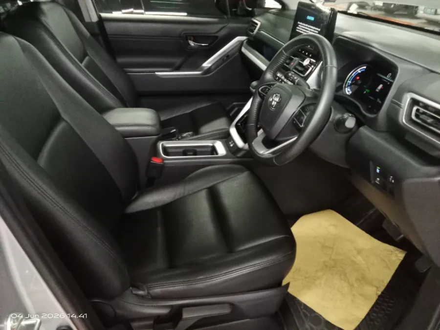 Foto Mobil Bekas Kabin Depan Toyota Kijang Innova 2.0 Zenix Q HV CVT TSS Modellista tahun 2023
