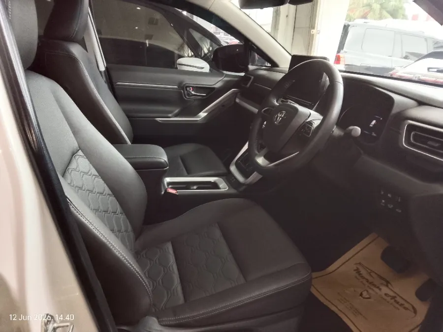 Foto Mobil Bekas Kabin Depan Toyota Kijang Innova 2.0 Zenix Q HV CVT TSS Modellista tahun 2023