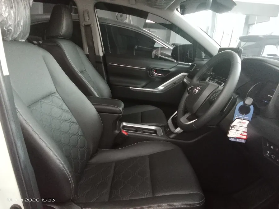 Foto Mobil Bekas Kabin Depan Toyota Kijang Innova 2.0 Zenix Q HV CVT TSS Modellista tahun 2023