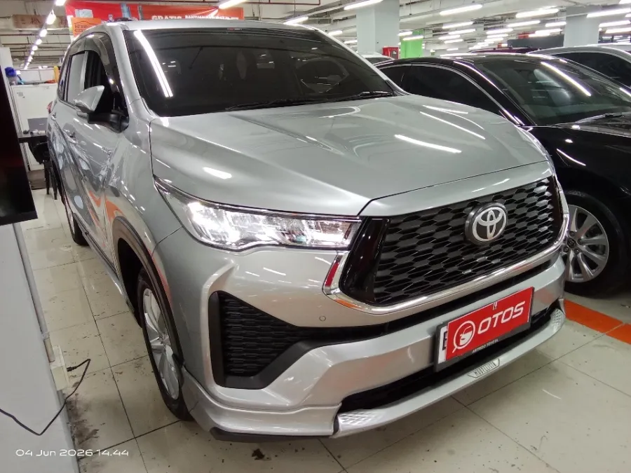 Foto Mobil Bekas Kanan Depan Toyota Kijang Innova 2.0 Zenix Q HV CVT TSS Modellista tahun 2023