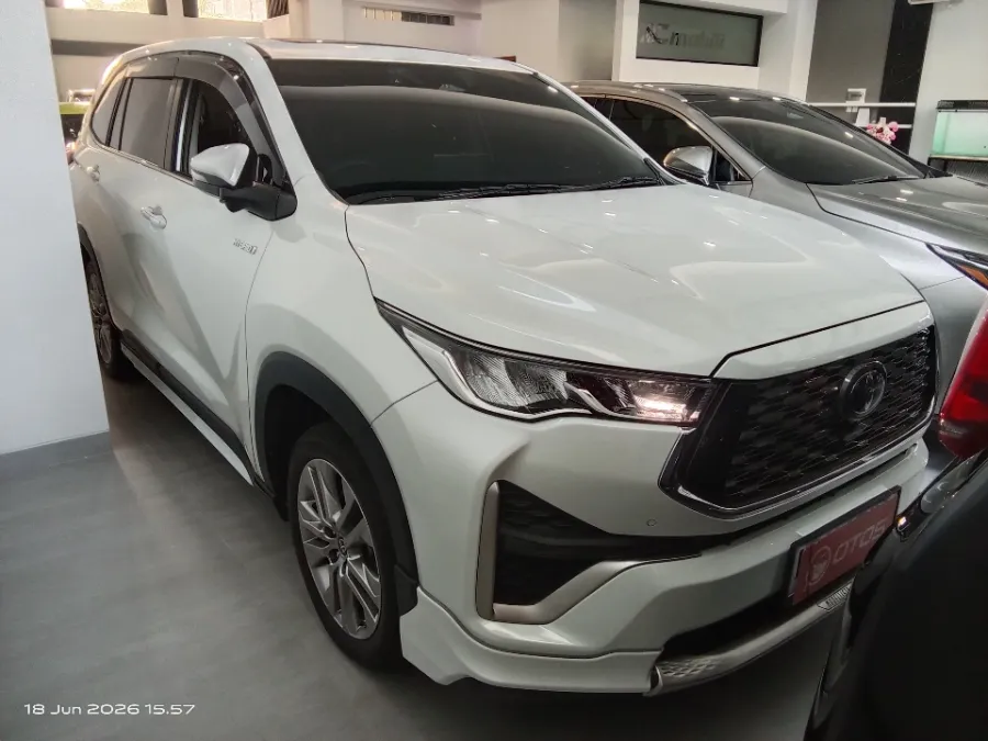 Foto Mobil Bekas Kanan Depan Toyota Kijang Innova 2.0 Zenix Q HV CVT TSS Modellista tahun 2023