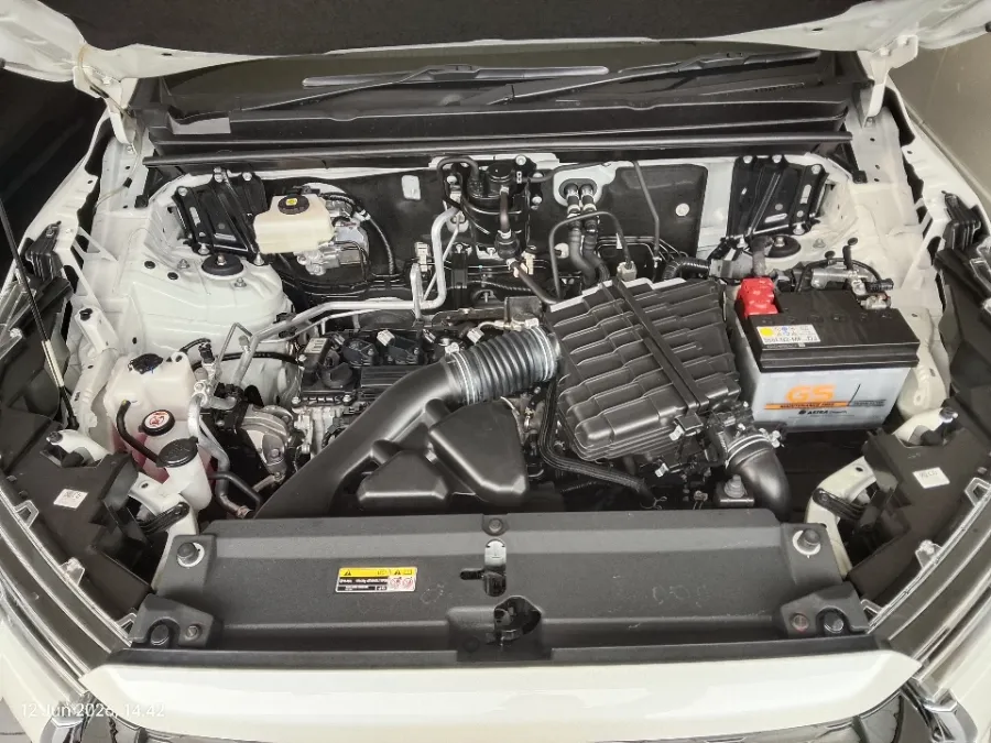 Foto Mobil Bekas Mesin Toyota Kijang Innova 2.0 Zenix Q HV CVT TSS Modellista tahun 2023