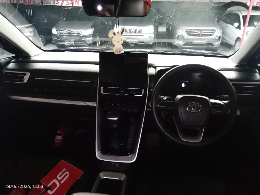 Foto Mobil Bekas Dashboard Toyota Kijang Innova 2.0 Zenix Q HV CVT TSS Modellista tahun 2024