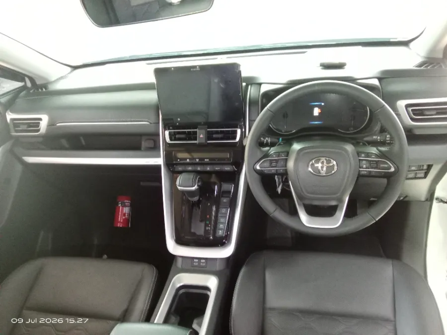Foto Mobil Bekas Dashboard Toyota Kijang Innova 2.0 Zenix Q HV CVT TSS Modellista tahun 2024