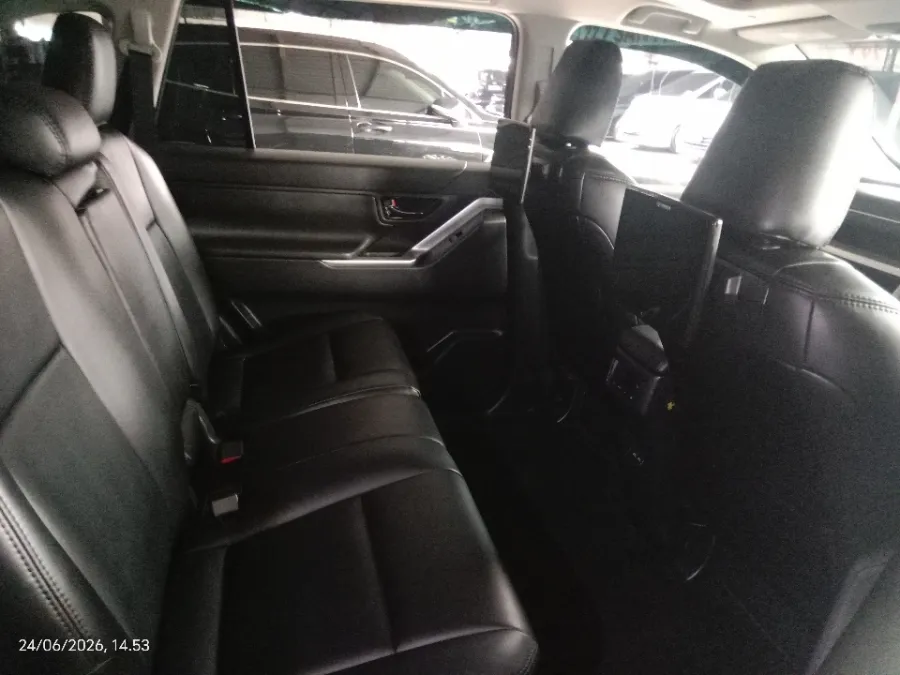 Foto Mobil Bekas Kabin Belakang Toyota Kijang Innova 2.0 Zenix Q HV CVT TSS Modellista tahun 2024