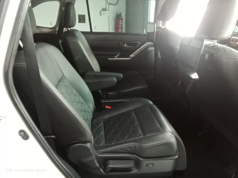 Foto Mobil Bekas Kabin Belakang Toyota Kijang Innova 2.0 Zenix Q HV CVT TSS Modellista tahun 2024