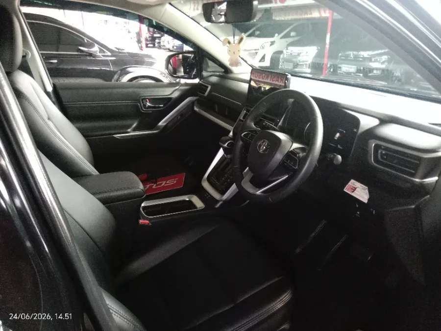 Foto Mobil Bekas Kabin Depan Toyota Kijang Innova 2.0 Zenix Q HV CVT TSS Modellista tahun 2024