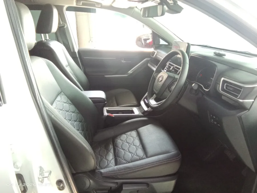 Foto Mobil Bekas Kabin Depan Toyota Kijang Innova 2.0 Zenix Q HV CVT TSS Modellista tahun 2024
