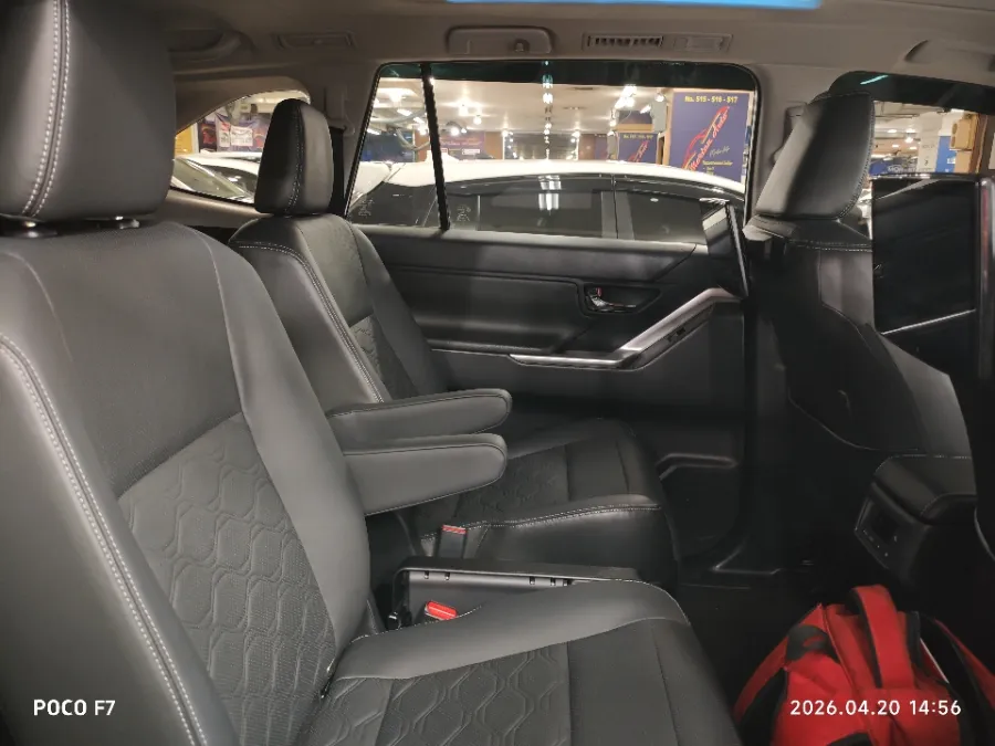 Foto Mobil Bekas Kabin Belakang Toyota Kijang Innova 2.0 Zenix Q HV CVT TSS Modellista tahun 2025