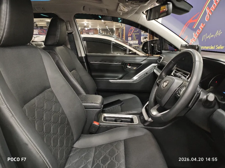 Foto Mobil Bekas Kabin Depan Toyota Kijang Innova 2.0 Zenix Q HV CVT TSS Modellista tahun 2025