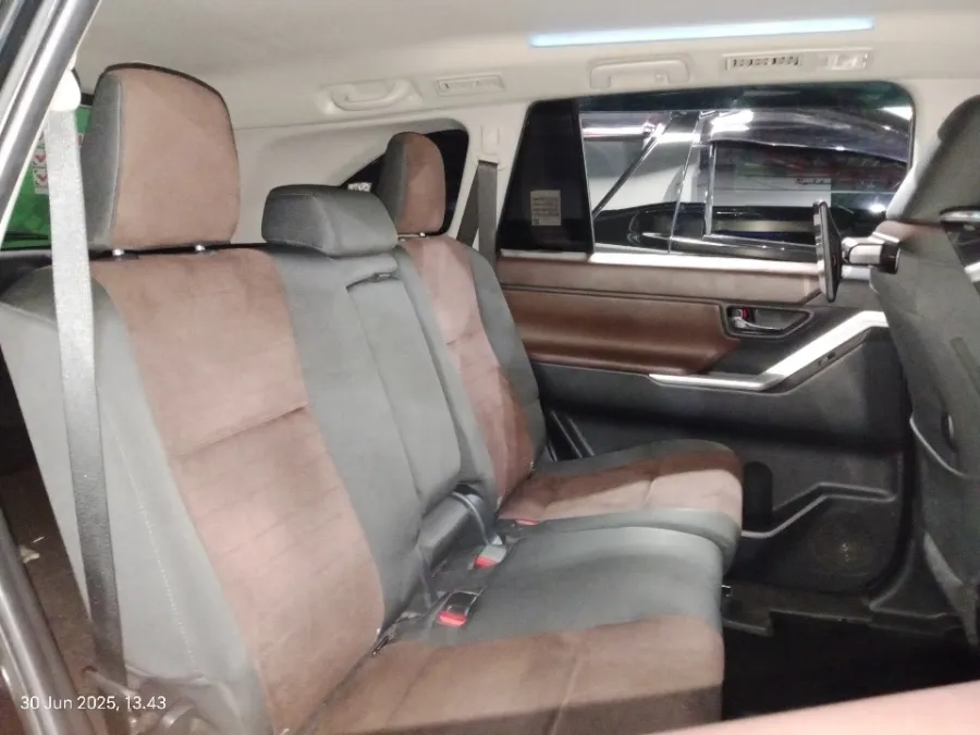 Foto Mobil Bekas Kabin Belakang Toyota Kijang Innova 2.0 Zenix V CVT tahun 2022