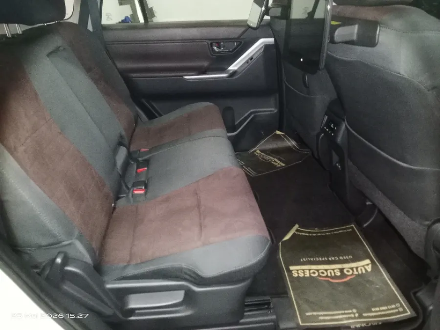 Foto Mobil Bekas Kabin Belakang Toyota Kijang Innova 2.0 Zenix V CVT tahun 2022