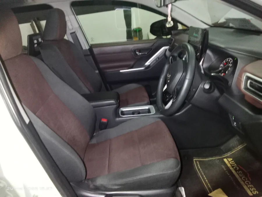 Foto Mobil Bekas Kabin Depan Toyota Kijang Innova 2.0 Zenix V CVT tahun 2022