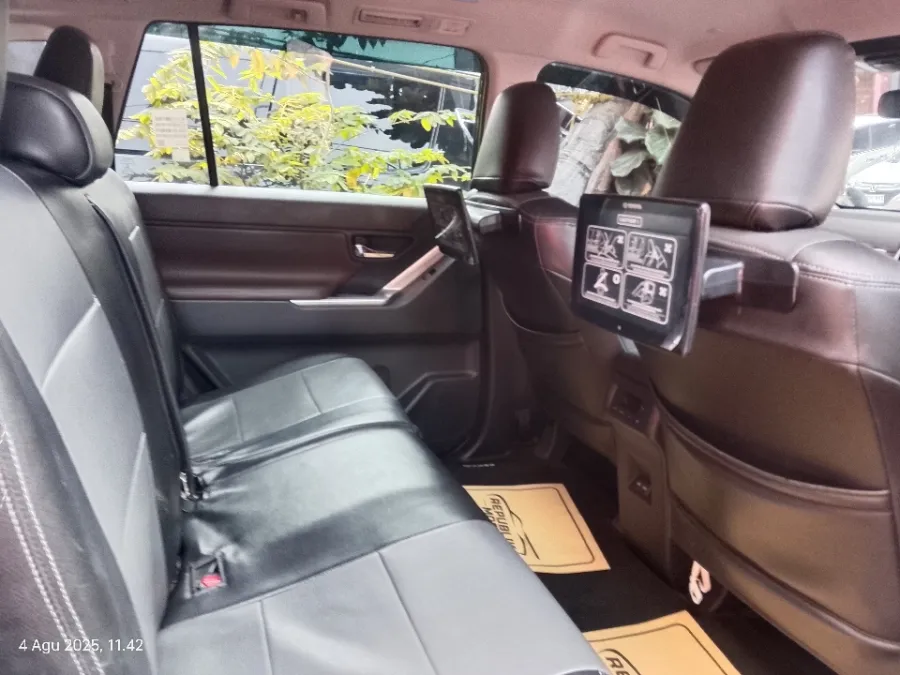 Foto Mobil Bekas Kabin Belakang Toyota Kijang Innova 2.0 Zenix V CVT tahun 2023