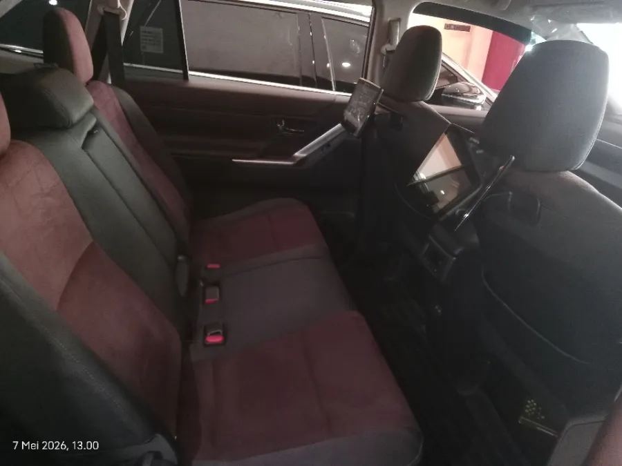 Foto Mobil Bekas Kabin Belakang Toyota Kijang Innova 2.0 Zenix V CVT tahun 2023