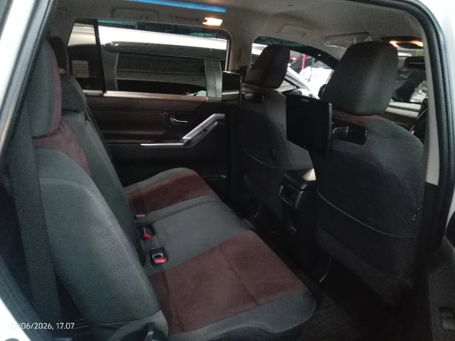 Foto Mobil Bekas Kabin Belakang Toyota Kijang Innova 2.0 Zenix V CVT tahun 2023