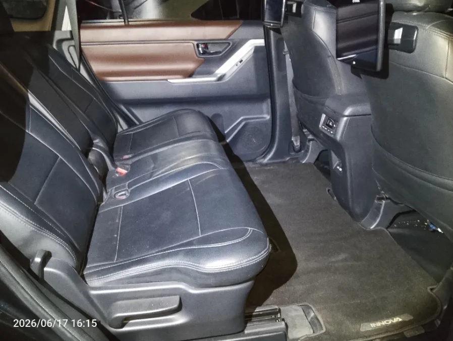 Foto Mobil Bekas Kabin Belakang Toyota Kijang Innova 2.0 Zenix V CVT tahun 2023