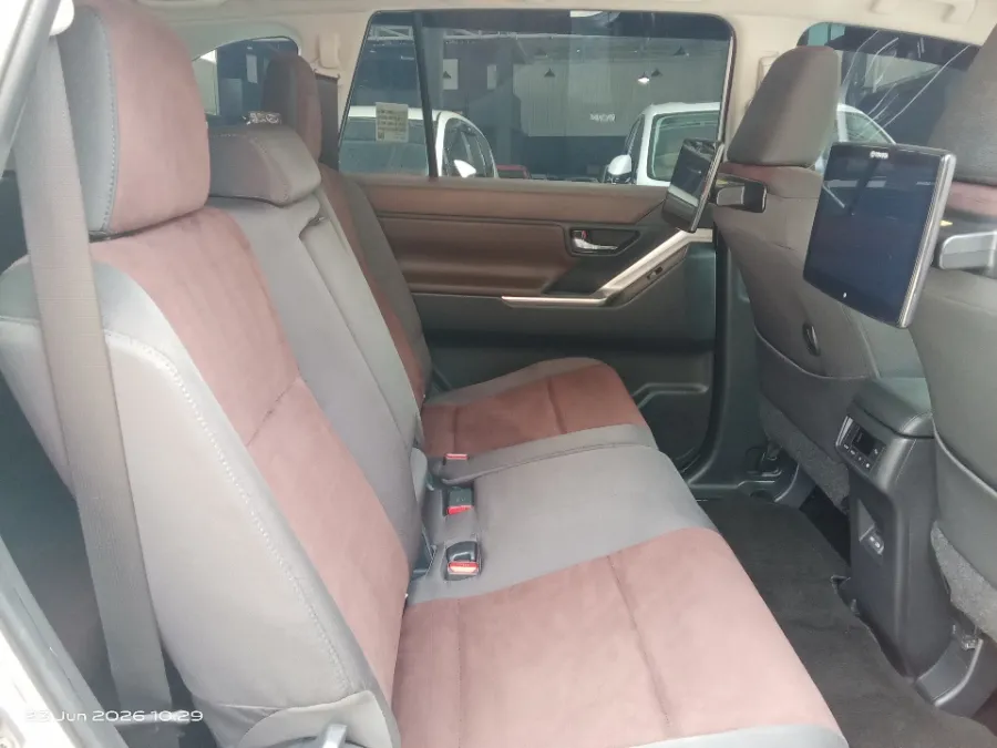 Foto Mobil Bekas Kabin Belakang Toyota Kijang Innova 2.0 Zenix V CVT tahun 2023