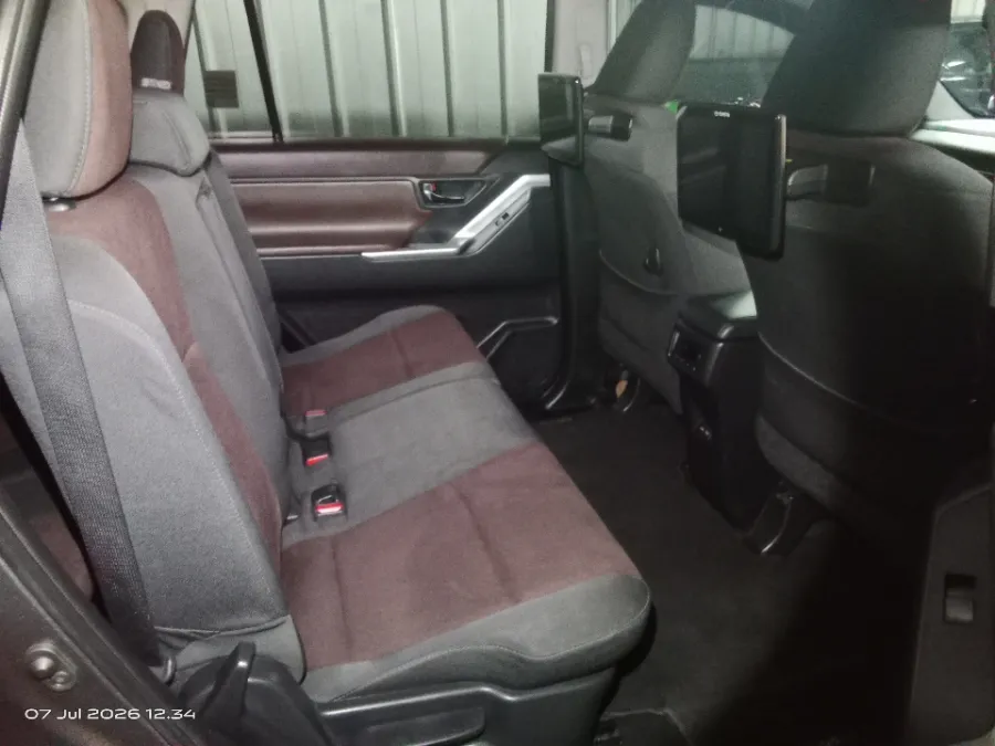 Foto Mobil Bekas Kabin Belakang Toyota Kijang Innova 2.0 Zenix V CVT tahun 2023