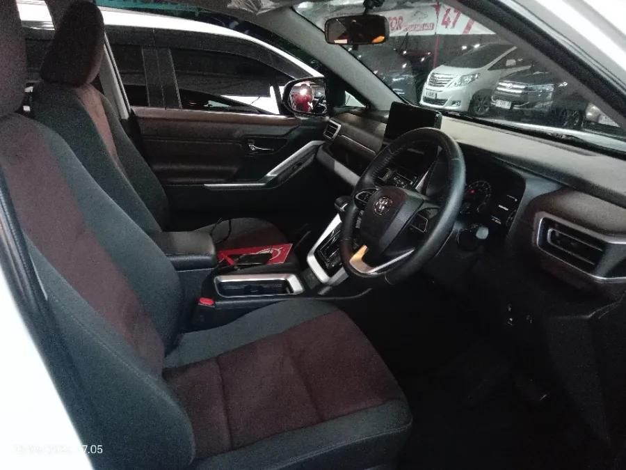 Foto Mobil Bekas Kabin Depan Toyota Kijang Innova 2.0 Zenix V CVT tahun 2023