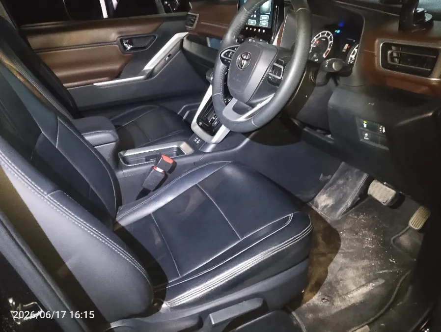 Foto Mobil Bekas Kabin Depan Toyota Kijang Innova 2.0 Zenix V CVT tahun 2023