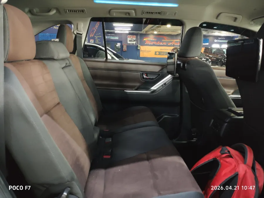 Foto Mobil Bekas Kabin Belakang Toyota Kijang Innova 2.0 Zenix V CVT tahun 2024