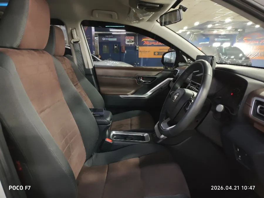 Foto Mobil Bekas Kabin Depan Toyota Kijang Innova 2.0 Zenix V CVT tahun 2024