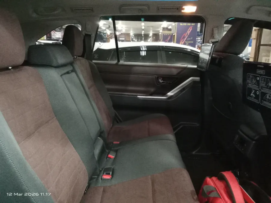 Foto Mobil Bekas Kabin Belakang Toyota Kijang Innova 2.0 Zenix V CVT tahun 2025