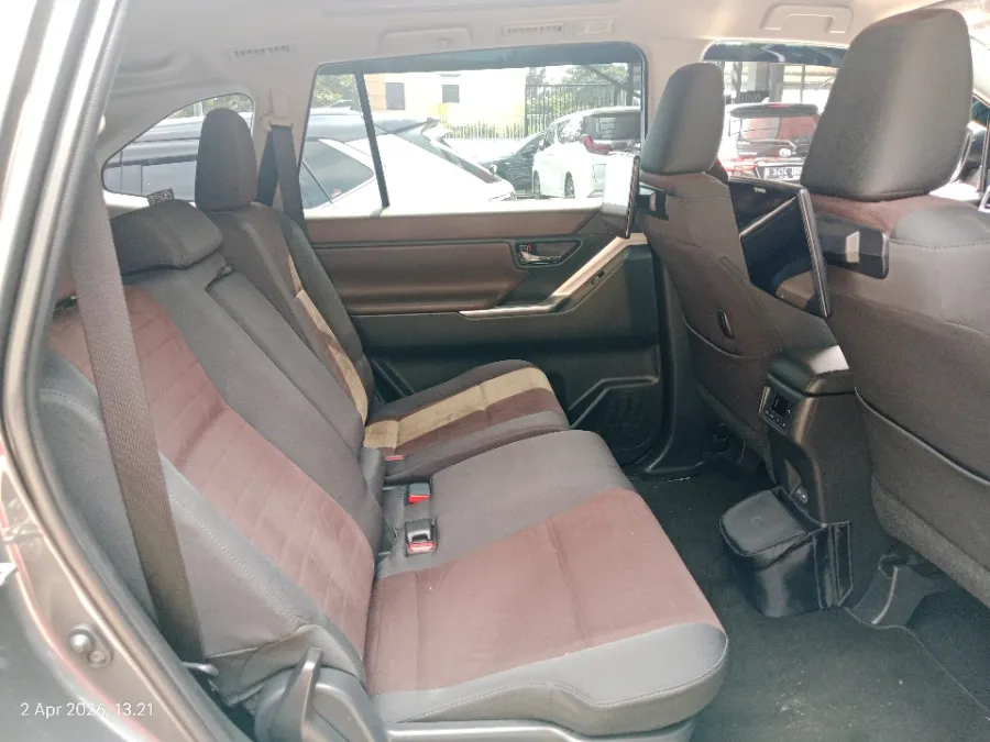Foto Mobil Bekas Kabin Belakang Toyota Kijang Innova 2.0 Zenix V CVT tahun 2025