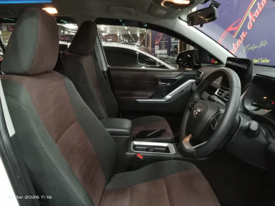 Foto Mobil Bekas Kabin Depan Toyota Kijang Innova 2.0 Zenix V CVT tahun 2025